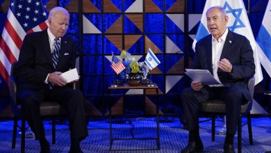 Президент США Джо Байден (ліворуч) зустрічається з прем’єр-міністром Ізраїлю Біньяміном Нетаньяху в середу, 18 жовтня 2023 р., у Тель-Авіві. (AP/Evan Vucci)