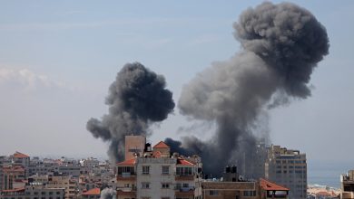 З житлового будинку після ізраїльського авіаудару в місті Газа, 7 жовтня 2023 р., клуби диму. (MOHAMMED ABED / AFP)