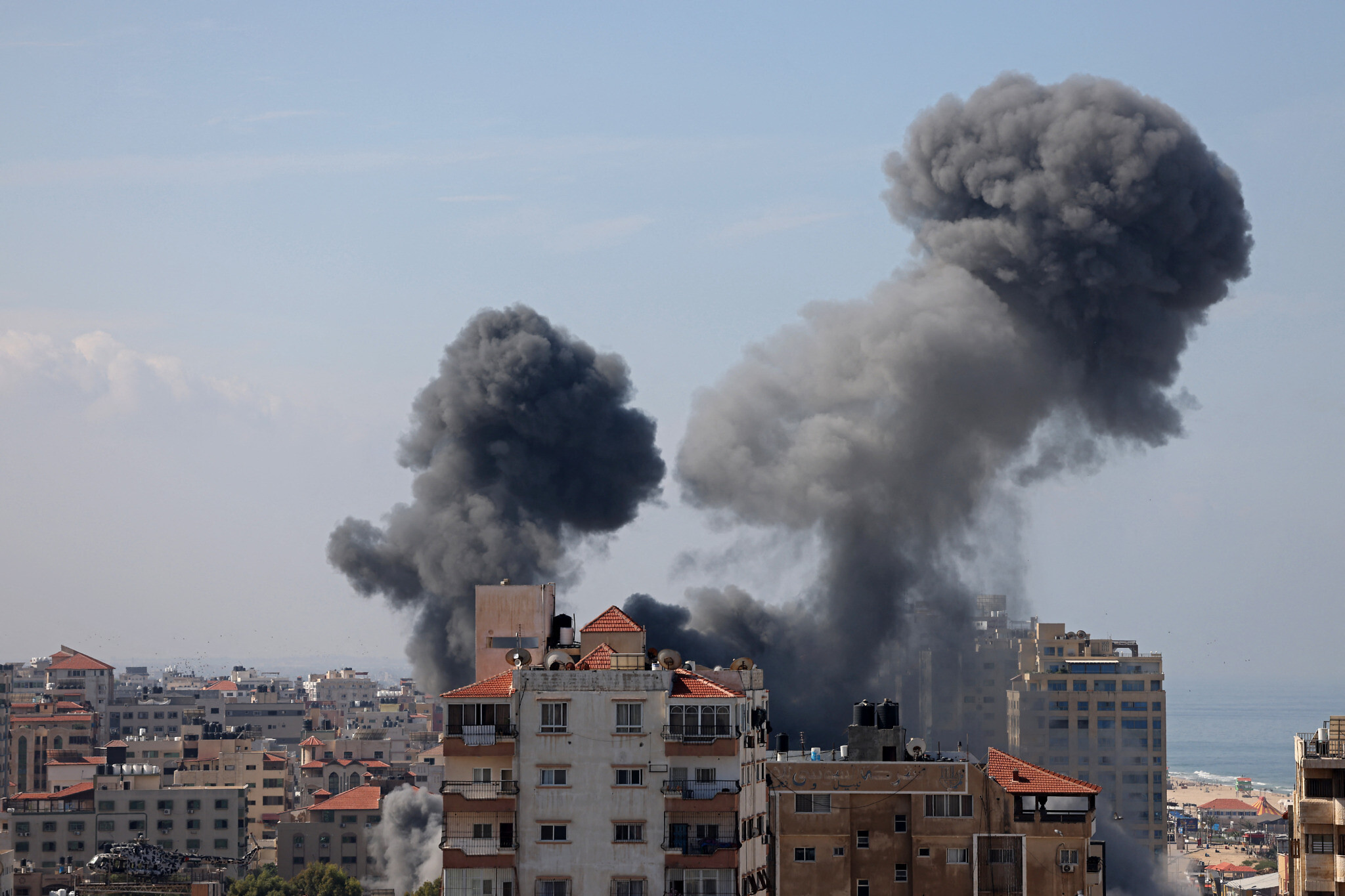 З житлового будинку після ізраїльського авіаудару в місті Газа, 7 жовтня 2023 р., клуби диму. (MOHAMMED ABED / AFP)