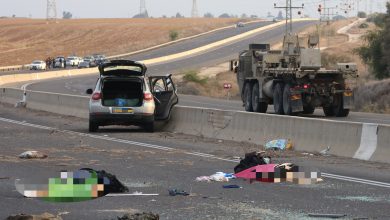 Тіла лежать на головній дорозі поблизу кібуцу Гевім 7 жовтня 2023 року після нападу терористів ХАМАС. (Oren ZIV / AFP)