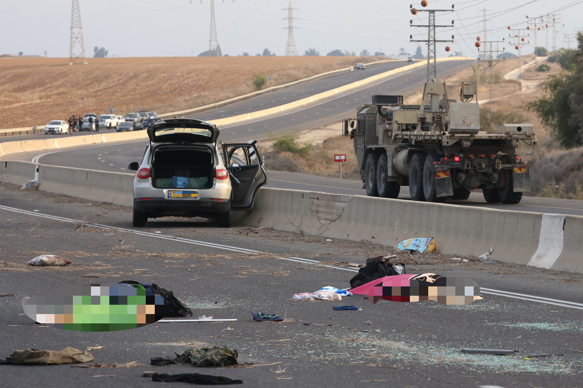 Тіла лежать на головній дорозі поблизу кібуцу Гевім 7 жовтня 2023 року після нападу терористів ХАМАС. (Oren ZIV / AFP)
