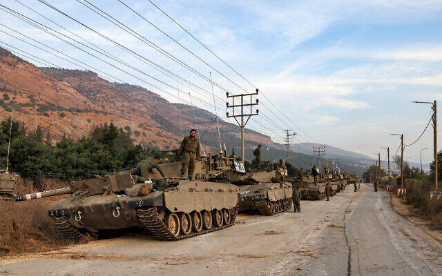 Колона ізраїльських бойових танків Merkava скупчена у верхній частині Галілеї на півночі Ізраїлю біля кордону з Ліваном, 11 жовтня 2023 року. (Jalaa MAREY / AFP)