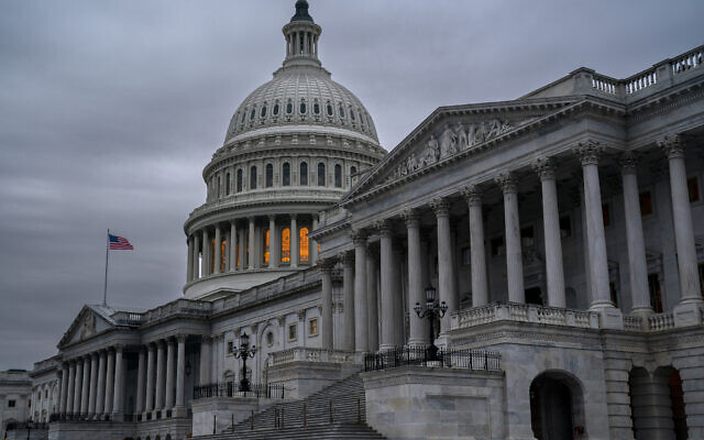 Сенатська сторона Капітолію у Вашингтоні вранці четверга, 22 грудня 2022 року, коли законодавці поспішають завершити ухвалення законопроекту про фінансування уряду. (AP/Дж. Скотт Епплвайт)
