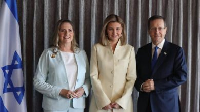 Перша леді України Олена Зеленська (у центрі) зустрічається з президентом Ісааком Герцогом (праворуч) і з дружиною Герцога Міхал у Тель-Авіві, 19 червня 2023 року. (Ігаль Славін)