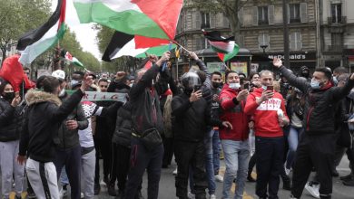 Протестувальники стріляють гаслами та розмахують палестинськими прапорами під час демонстрації солідарності з палестинцями, скликаними через триваючий конфлікт з Ізраїлем, у Парижі 15 травня 2021 року. - Поліція заборонила демонстрацію, заплановану в Парижі, побоюючись повторення сутичок під час аналогічного протесту в 2014 році, але організатори заявили, що марш не скасовують. (Фото Джеффруа Ван Дер Гассельта / AFP)