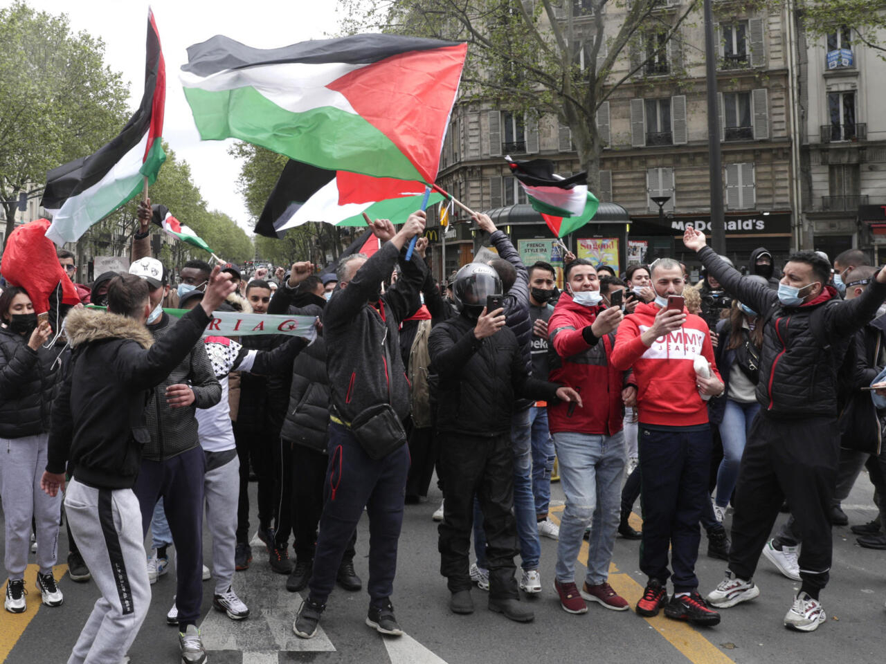 Протестувальники стріляють гаслами та розмахують палестинськими прапорами під час демонстрації солідарності з палестинцями, скликаними через триваючий конфлікт з Ізраїлем, у Парижі 15 травня 2021 року. - Поліція заборонила демонстрацію, заплановану в Парижі, побоюючись повторення сутичок під час аналогічного протесту в 2014 році, але організатори заявили, що марш не скасовують. (Фото Джеффруа Ван Дер Гассельта / AFP)