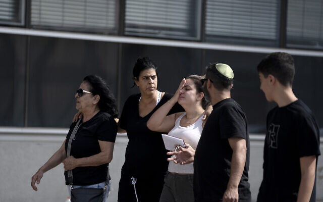 Ізраїльська сім'я прибуває до поліцейської дільниці в Лоді, Ізраїль, щоб надати зразки ДНК, щоб допомогти ідентифікувати родича, зниклого безвісти після атаки бойовиків ХАМАС біля кордону з Газою, 8 жовтня 2023 року. (AP Photo/Maya Alleruzzo)