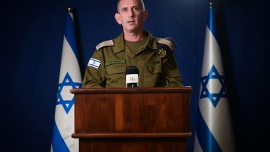 Речник ЦАХАЛу контр-адмірал Даніель Хагарі виступає зі ЗМІ в Тель-Авіві 16 жовтня 2023 р. (Avshalom Sassoni/Flash90)