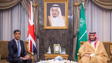 Наслідний принц Саудівської Аравії Мухаммед бін Салман (справа) зустрічається з прем'єр-міністром Великобританії Ріші Сунаком у столиці Ер-Ріяді, 19 жовтня 2023 р. (Бандар Аль-Джалуд/Королівський палац Саудівської Аравії/AFP)