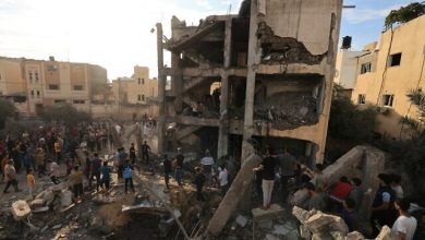 Палестинці шукають уламки будівлі після ізраїльського удару в Хан-Юнісі на півдні сектора Газа 17 жовтня 2023 року. (Mahmud Hams/AFP)