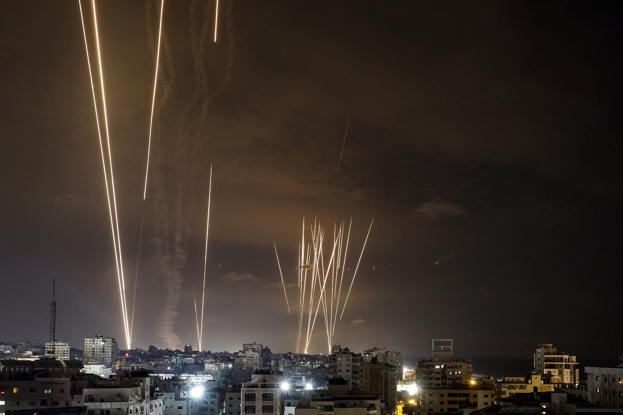 Залп ракет, випущений палестинськими терористами з міста Газа в бік Ізраїлю 7 жовтня 2023 р. (EYAD BABA / AFP)