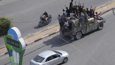 Палестинці керують захопленою ізраїльською військовою машиною в місті Газа, 7 жовтня 2023 р. (AP Photo/Hatem Moussa)