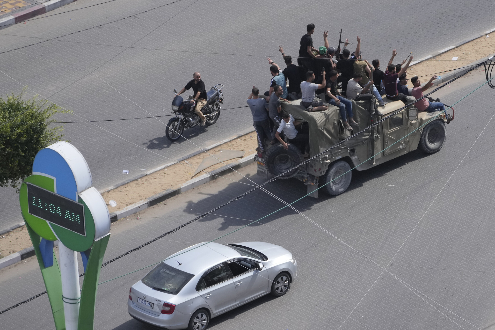 Палестинці керують захопленою ізраїльською військовою машиною в місті Газа, 7 жовтня 2023 р. (AP Photo/Hatem Moussa)