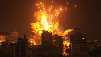 Ракета вибухає в місті Газа під час ізраїльського авіаудару 8 жовтня 2023 року (MAHMUD HAMS / AFP)