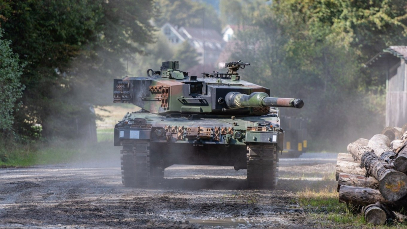 У Швейцарії "гниє" ціла танкова бригада Leopard 2A4, але погодились продати лише 25 і не на пряму до ЗСУ