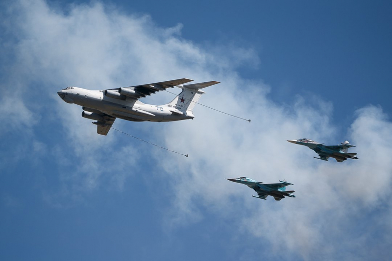 Дозаправка двох Су-34 в польоті від Ил-78, фото з відкритих джерел