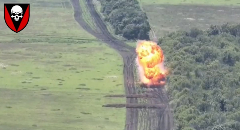 Вибух у результаті ураження FPV-дрона рашистського танка, фото ілюстративне, джерело — скріншот з відео 72-ої ОМБр