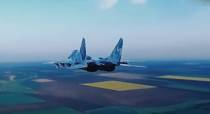 МіГ-29 виконує повітряне прикриття Су-25, стоп-кадр з відео Страткому ЗСУ