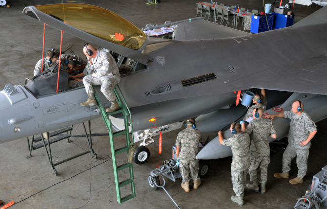 Процес технічного обслуговування F-16, ілюстративне фото від U.S. Air Force