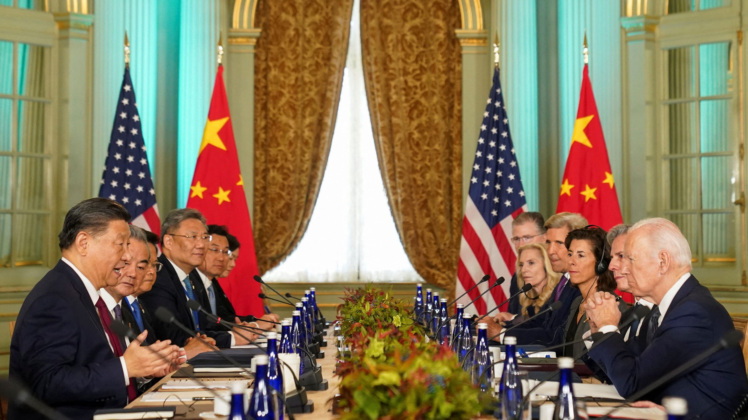 Президент Джо Байден і президент Китаю Сі Цзіньпін беруть участь у двосторонній зустрічі в маєтку Філолі на полях саміту АТЕС у Вудсайді, Каліфорнія, 15 листопада. Kevin Lamarque/Reuters