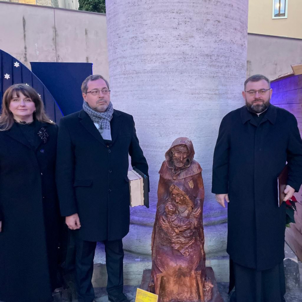 «100 вертепів у Ватикані»: яворівська шопка та статуя Пресвятої родини італійського митця презентують українські традиції