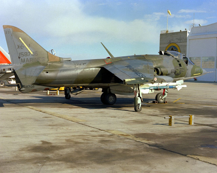 AV-8A Harrier з протирадіолокаційною ракетою AGM-122, фото архівне, джерело - USN