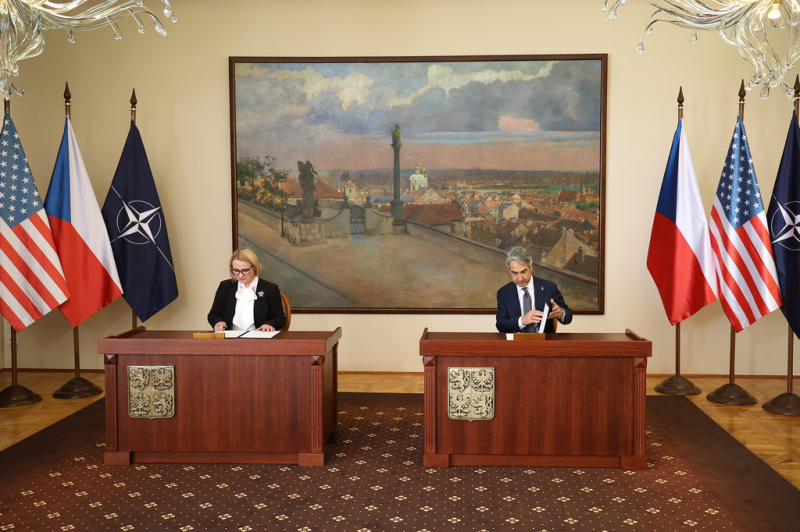 Міністр оборони Чехії Яна Чорнохова та посол США Біян Сабет під час підписання угоди