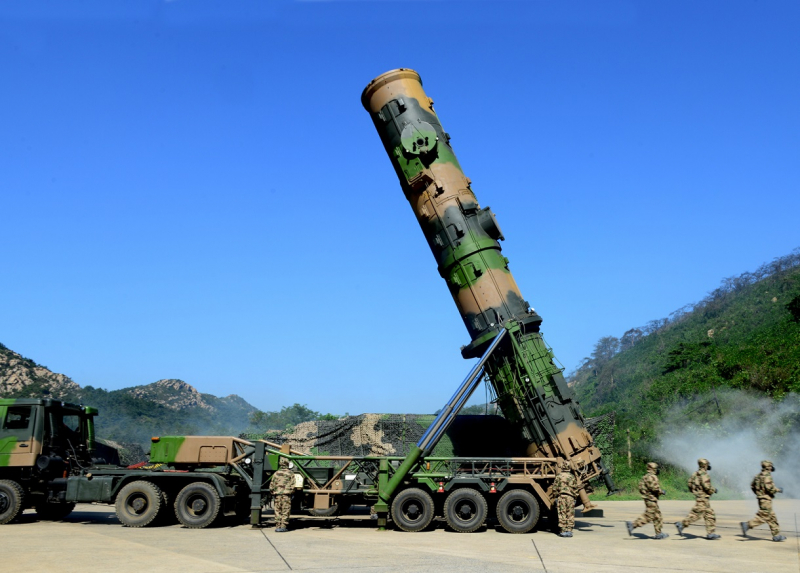 Розгортання китайської балістичної ракети DF-21D перед запуском, ілюстративне фото з відкритих джерел