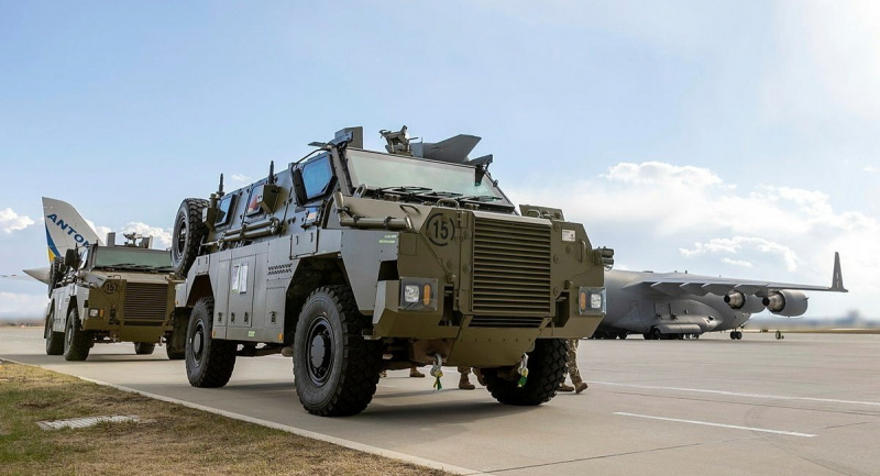 Вивантаження бронеавтомобілів Bushmaster та іншого оснащення для ЗСУ, квітень 2022 року, фото – Об’єднане оперативне командування Австралії