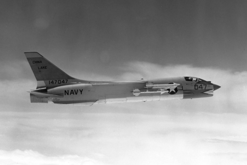 F-8 з ракетою "повітря-повітря" AIM-9C, фото архівне, джерело - USN