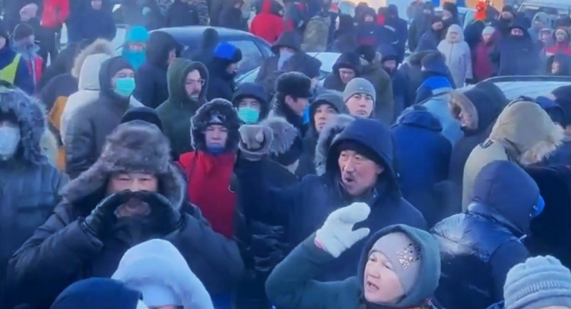 Кілька десятків тисяч жителів Баймака вийшли з вимогою звільнити місцевого активіста Фаїля Алсинова, засудженого до чотирьох років позбавлення волі