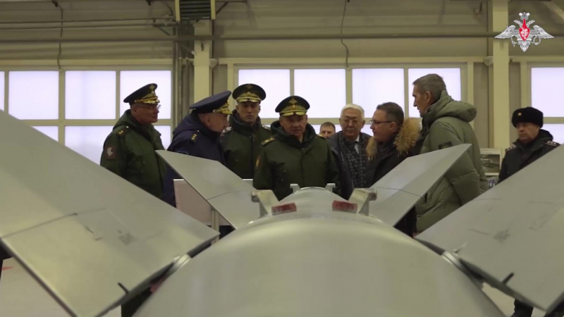 Шойгу та інші російській військові злочинці на фоні Х-59МК