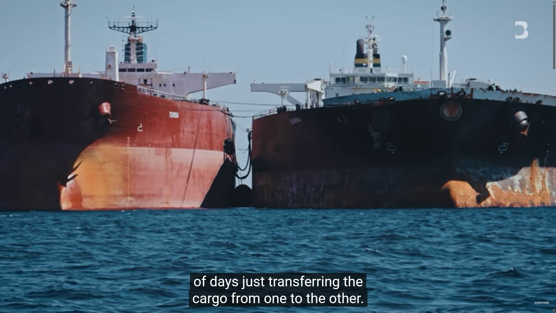 два танкери біля грецьких берегів перевантажують російську нафту: чорний під назвою "Сімба", і червоний, який називається "Турбо" (який не відстежується тут на трекері)