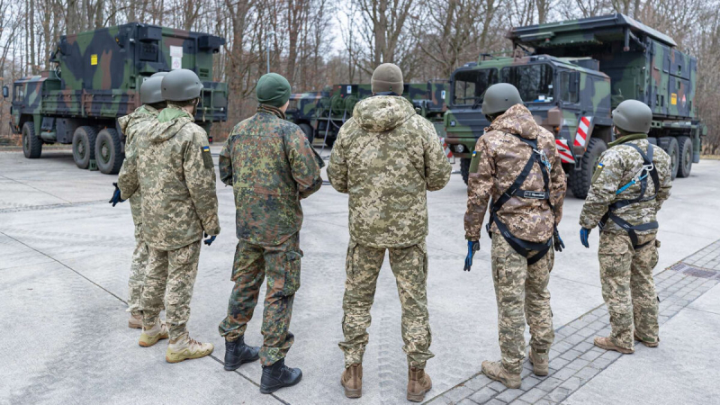 Процес навчання українських зенітників на ЗРК Patriot в лютому 2023 року в Німеччині, фото з відкритих джерел