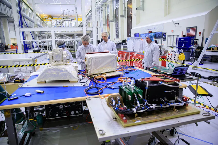 Усередині високого відсіку операційно-касового комплексу Ніла Армстронга в Космічному центрі Кеннеді НАСА у Флориді техніки збирають систему оптичного зв'язку для місії Artemis II. Оптичний зв'язок може дозволити астронавтам надсилати та отримувати відео високої чіткості з місяця або Марса. Фото: NASA / Гленн Бенсон