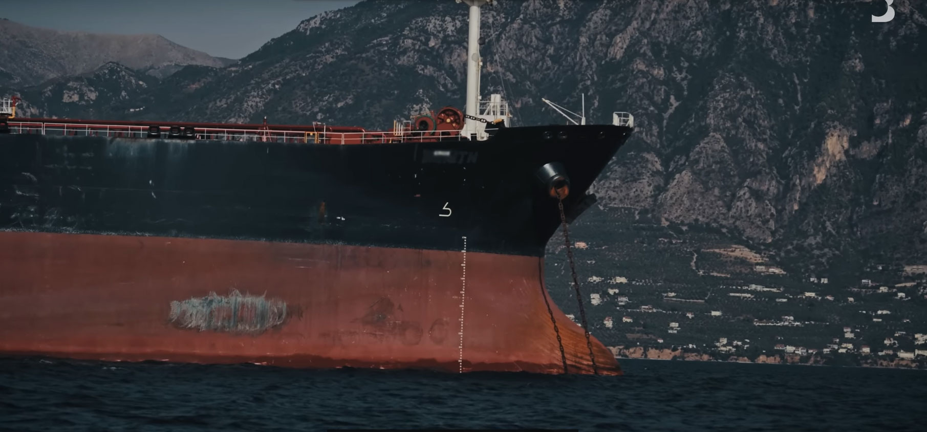 іржавий старий нафтовий танкер біля берегів Греції, який перевантажує російську нафту