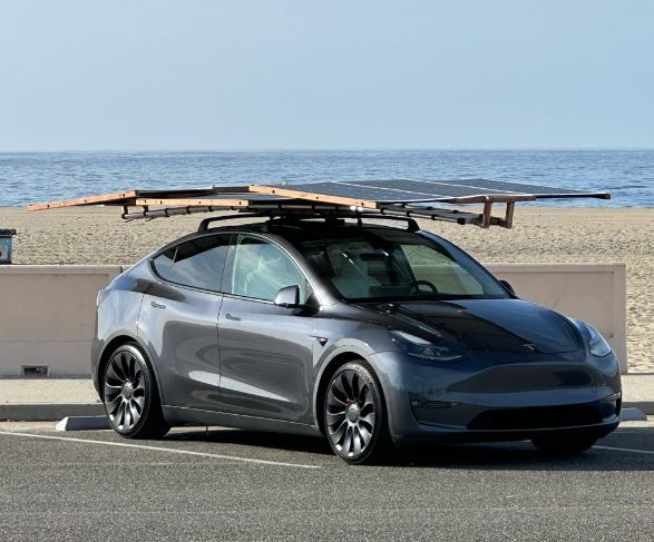 Владелец Tesla построил раздвижную солнечную крышу на Model Y, чтобы увеличить запас хода