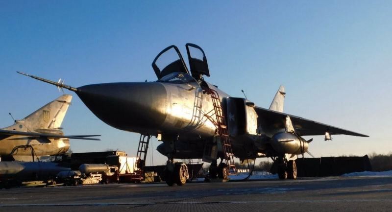 Су-24М із складу 7 бригади тактичної авіації на наземній стоянці, січень 2022 року, фото - прес-служба бригади
