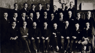 Перший Конґрес Українських Націоналістів у Відні, 1929 рік. Сидять зліва направо 1 ряд: Юліан Вассиян, Дмитро Андрієвський, Микола Капустянський, Євген Коновалець, Микола Сціборський, Яків Моралевич, Володимир Мартинець, Микола Вікул. Стоять зліва направо 2 ряд: Іван Малько, Осип Бойдуник, Максим Загривний, Євген Зиблікевич, Петро Кожевників, Дмитро Демчук, Леонід Костарів, Олесь Бабій, Ріко Ярий, Михайло Антоненко, Зенон Пеленський. Стоять зліва направо 3 ряд: Юрій Руденко, Ярослав Барановський, Степан Охримович, Степан Ленкавський, Андрій Федина, Ярослав Герасимович, Теофіл Пасічник-Тарнавський, Олександр Згорлякевич