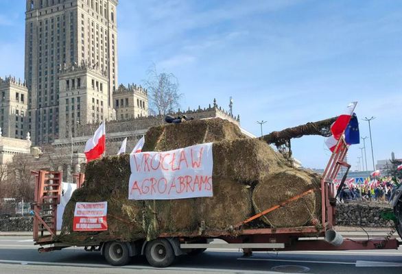  Польские фермеры устроили в Варшаве "цирк" с соломенным танком. ФОТО 