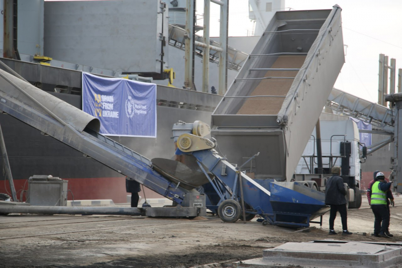 Українським коридором рухається балкер SKY GATE з 25 тис. тонн української гуманітарної пшениці для Нігерії