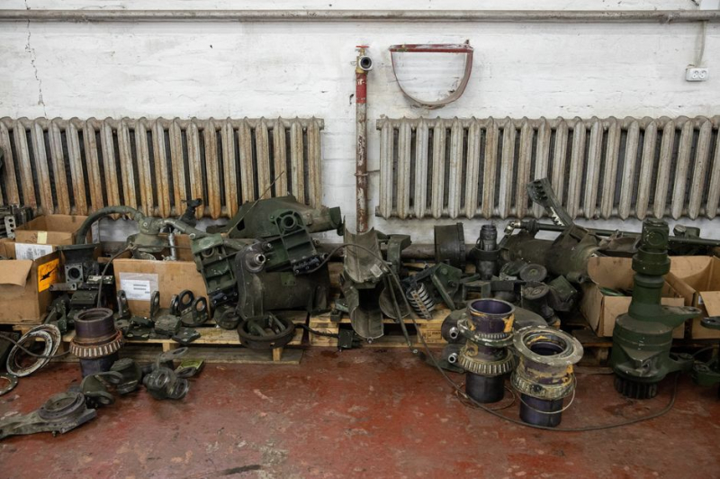 Різні комплектуючі, які використовуються під час ремонту артилерії для ЗСУ, весна 2024 року, фото - The Wall Street Journal