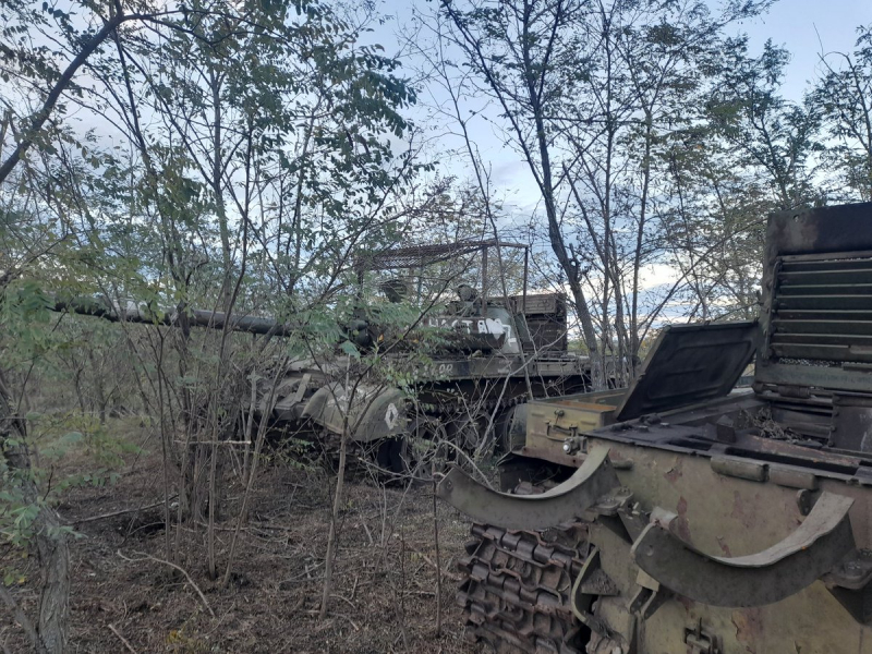 Кинуті на Херсонщині рашистські танки Т-62, осінь 2022 року, джерело - Ukraine Weapons Tracker