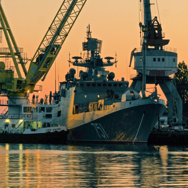 Завантаження КР "Калибр" на фрегат "Адмирал Эссен" проекту 11356 зі складу ЧФ РФ, 2017 рік, фото з відкритих джерел