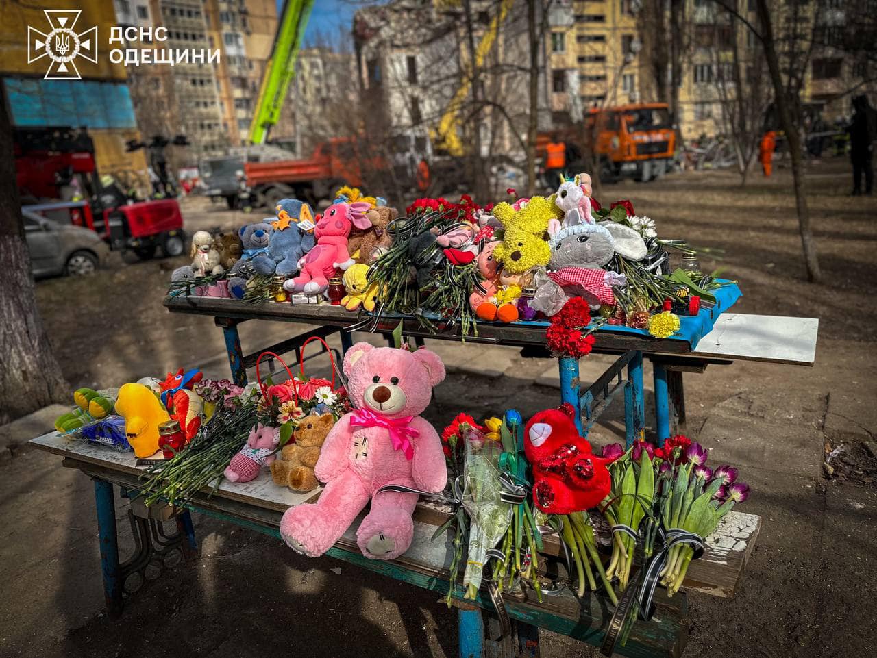 Люди продовжують приносити іграшки та квіти до будинку, який зруйнувала росія.