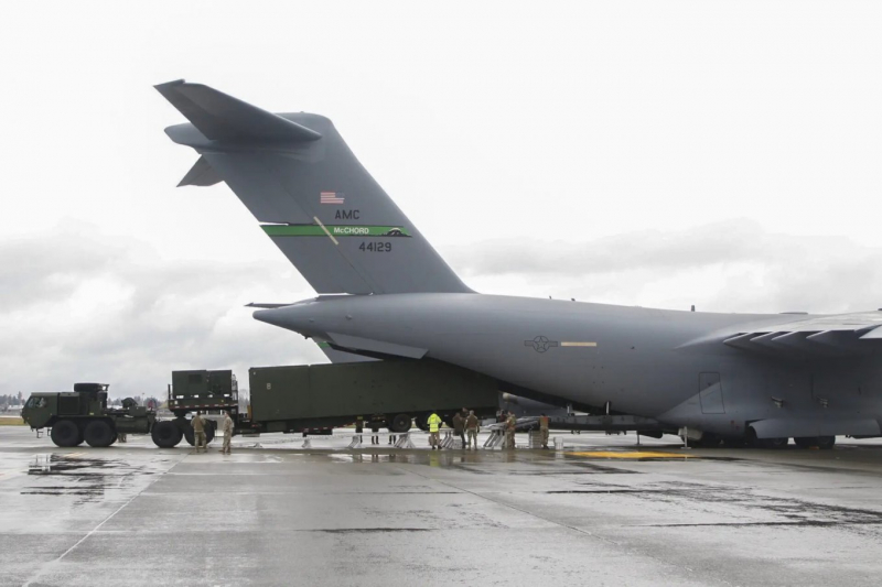Завантаження пускової Typhon на борт C-17 під час розгортання на Філіппінах, квітень 2024 року, фото – US Army