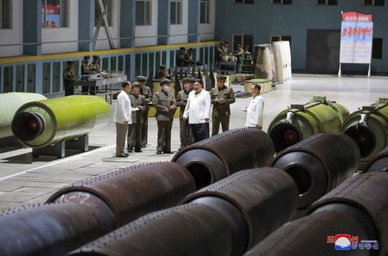 Ким Чен Ин під час візиту на виробництво ракет KN-23, січень 2024 року, пропагандистське фото з відкритих джерел