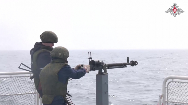 Російське окупаційне військо на Тихому океані тренується відбивати удари надводних дронів-камікадзе