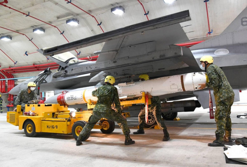Як Тайвань захищає свої F-16 від ударів по аеродромах: про підземні укриття та аеродроми на трасах