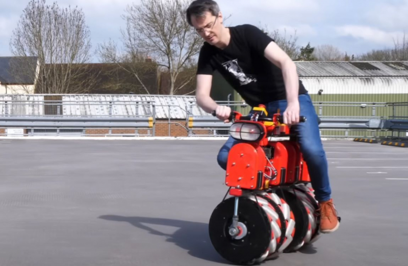 Самобалансирующийся всенаправленный электрический велосипед с механическими колесами
